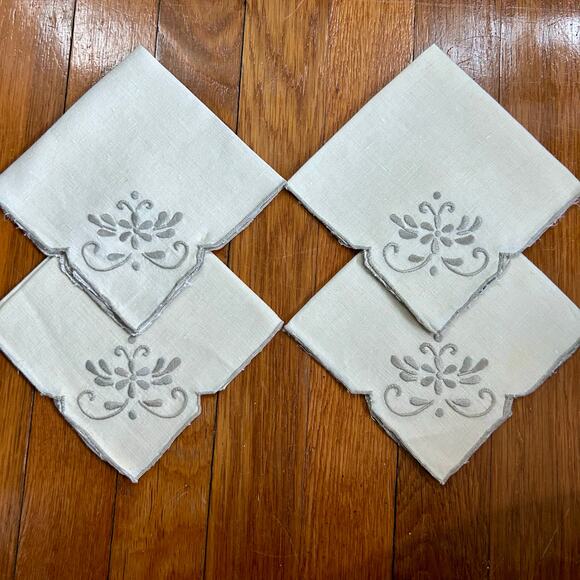 Vintage Cream Embroidered Linen Blend Napkins Set of 4 Scalloped Border. - Picture 2 of 10